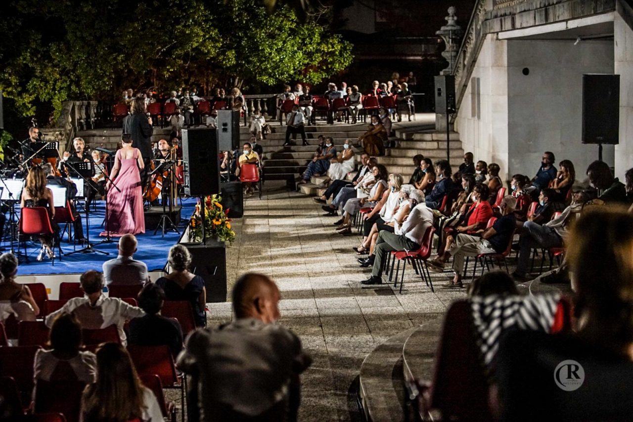 “Da Tenco a Mina via Battisti” il concerto sold out della Sinfonica