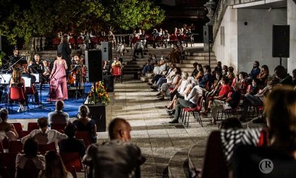 "Da Tenco a Mina via Battisti" il concerto sold out della Sinfonica