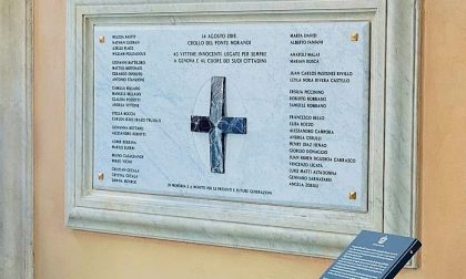 Una targa nell'atrio di Palazzo Tursi per ricordare le 43 vittime del crollo del Ponte Morandi