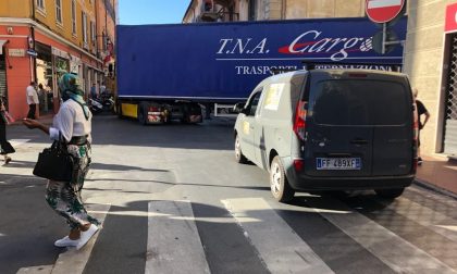 Tir incastrato in centro Imperia. Traffico bloccato