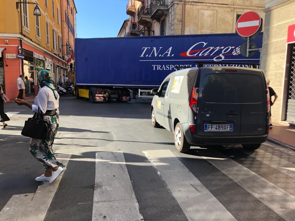 Tir incastrato in centro Imperia. Traffico bloccato