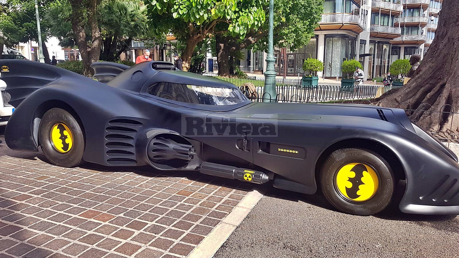 Nel Principato di Monaco è arrivato Batman con la sua inconfondibile  batmobile - Prima la Riviera