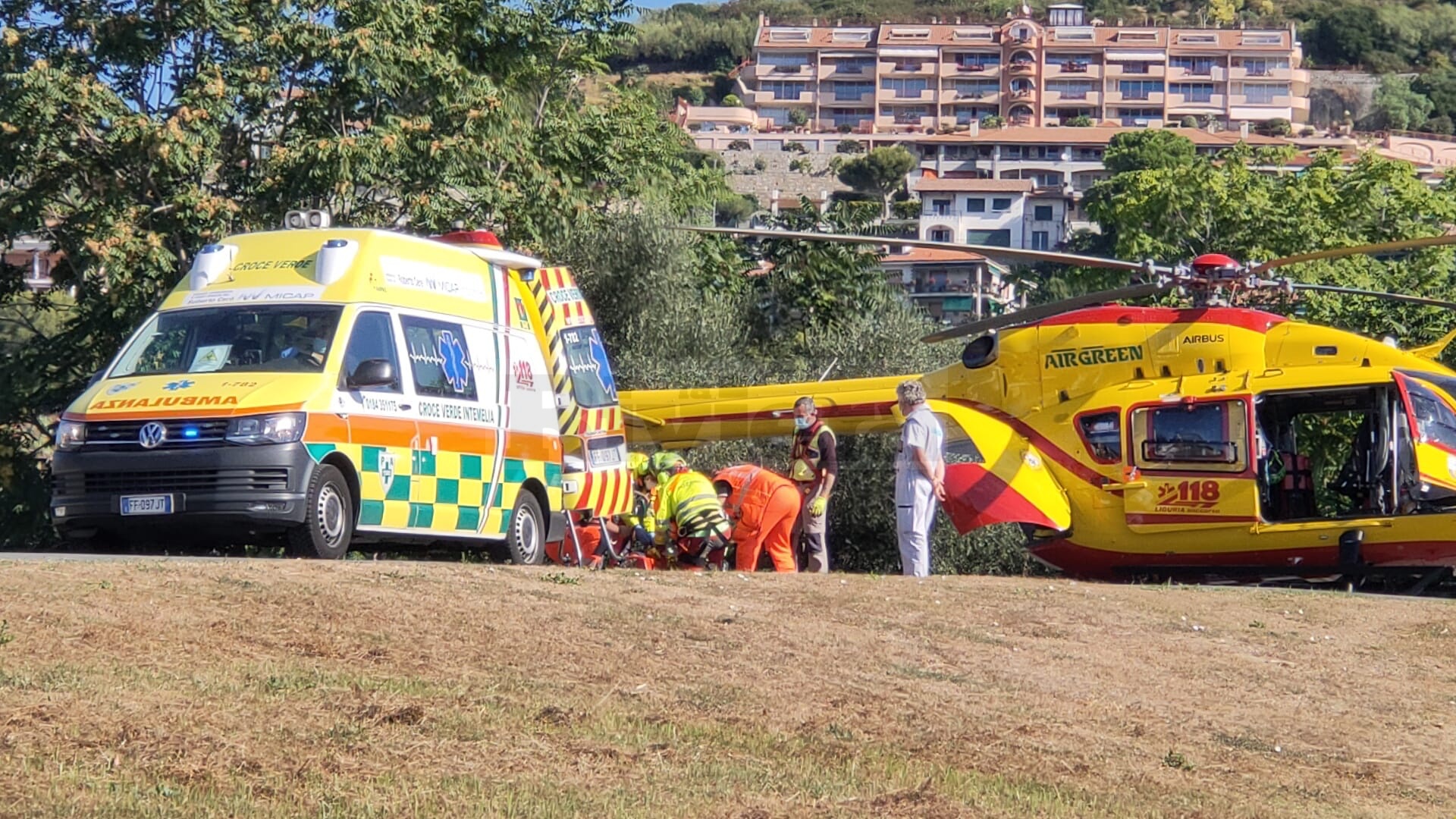 Ciclista investito Ventimiglia elicottero_03