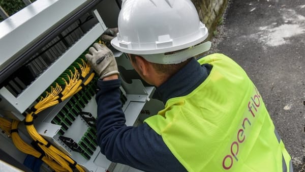 Tranciati i cavi della fibra ottica a Ospedaletti. Problemi per la connessione Tim