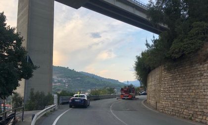 Crollano calcinacci dal viadotto dell'A10 a Imperia: probabile chiusura di una corsia