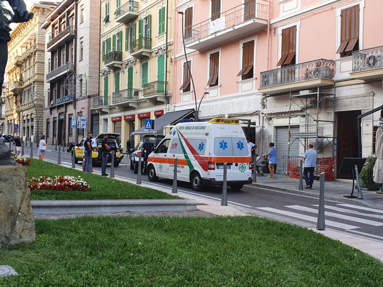 Pedone finisce a terra urtato da uno scooter