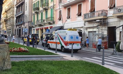 Pedone finisce a terra urtato da uno scooter