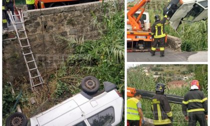 Precipita con l'auto nel torrente dopo essere stata tamponata da uno scooter