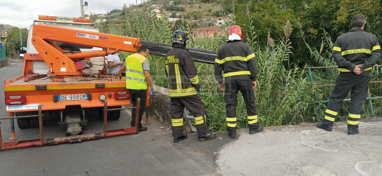 Incidente auto nel torrente Vallecrosia vigili del fuoco