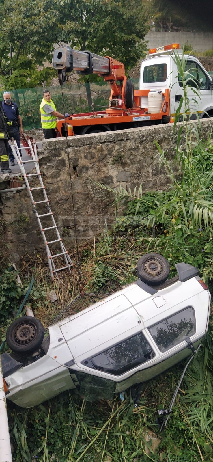 Incidente auto nel torrente Vallecrosia vigili del fuoco_02