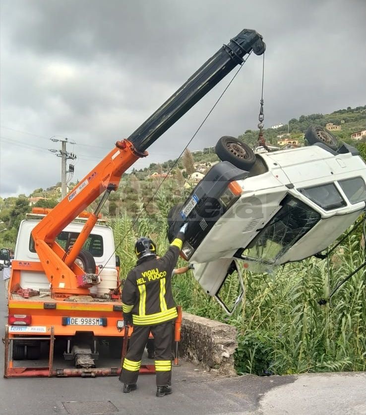 Incidente auto nel torrente Vallecrosia vigili del fuoco_03