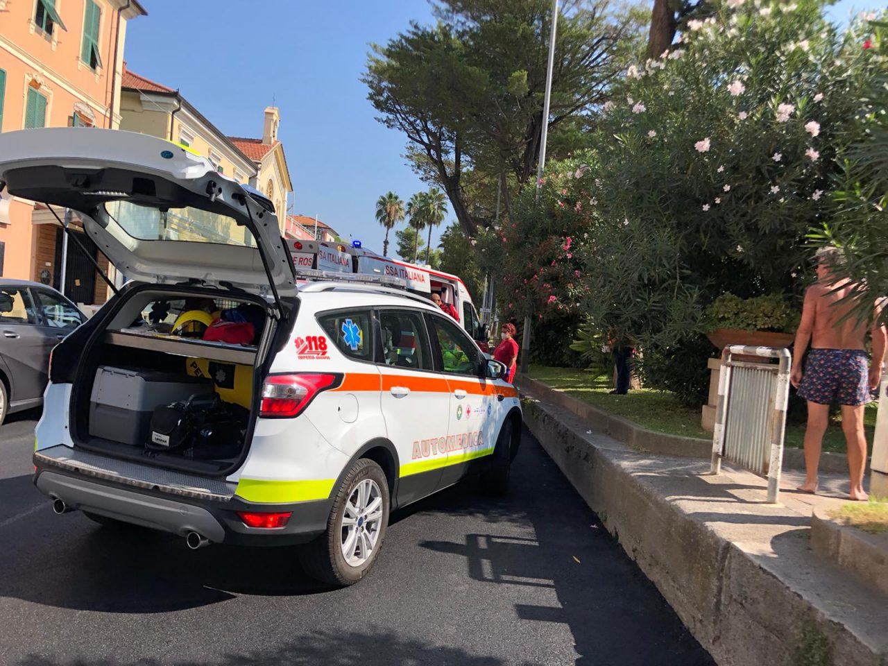 Salta dalle aiuole sulla strada: 55enne travolto da un’auto a Diano marina