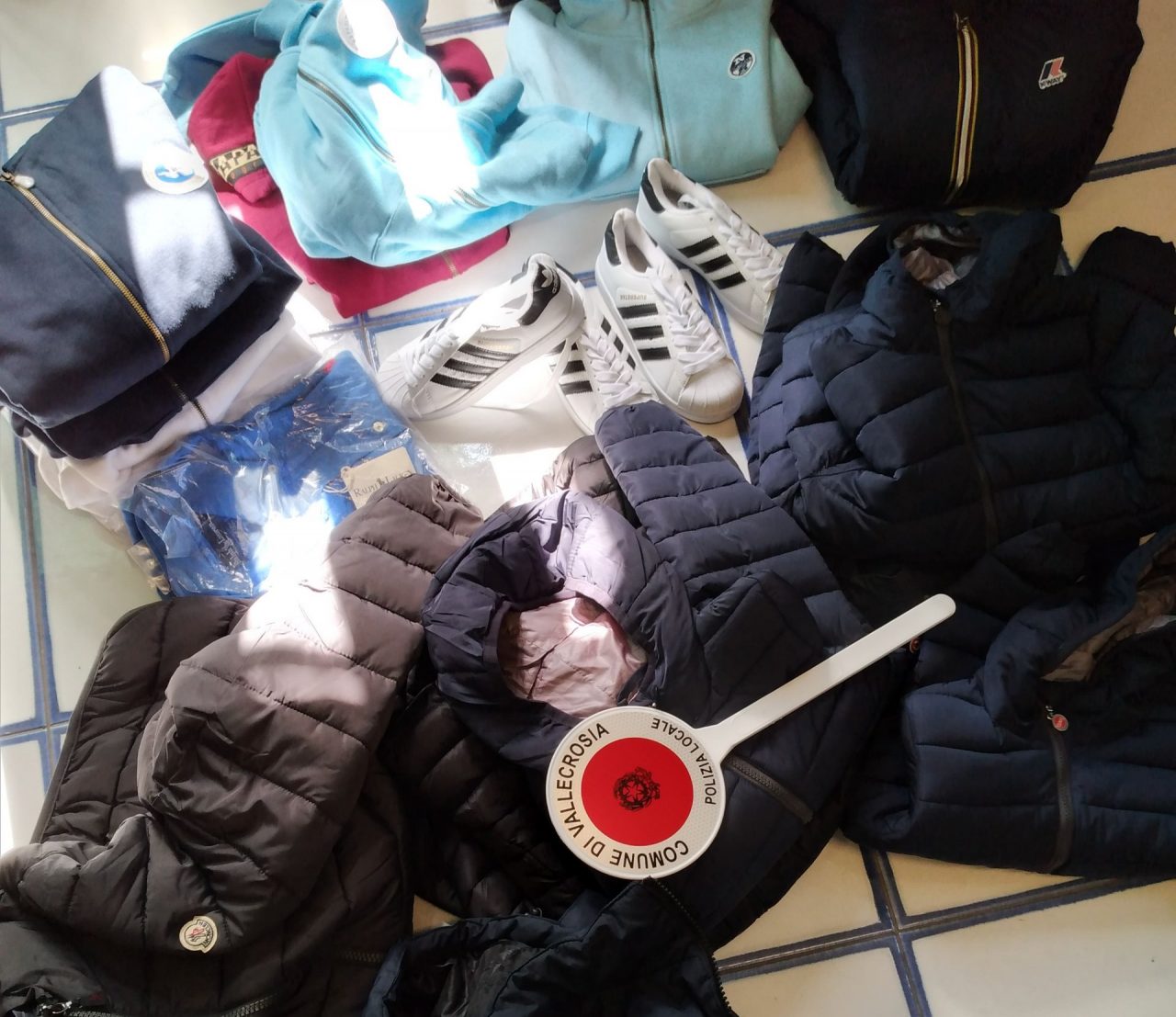 Sul lungomare di Vallecrosia è arrivata la “moda inverno”: ma è tutto contraffatto