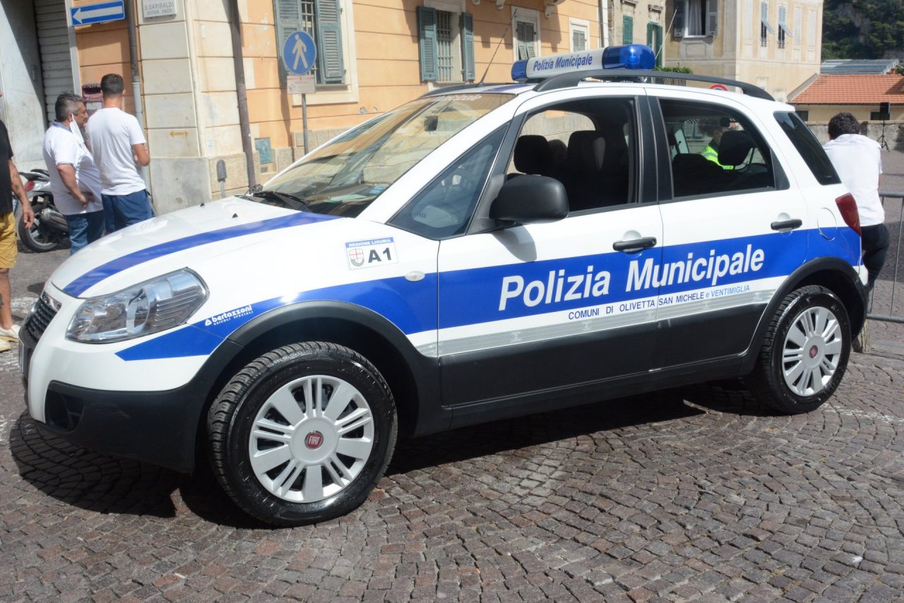 Vigili fermano un uomo per un controllo e scoprono che era stato espulso dall’Italia. Arrestato