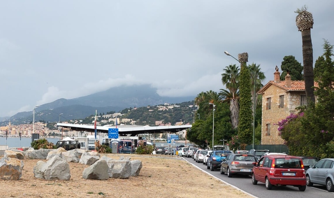 Francia “zona rossa”: transito regolare in frontiera, ma serve certificazione. Scarica il modulo