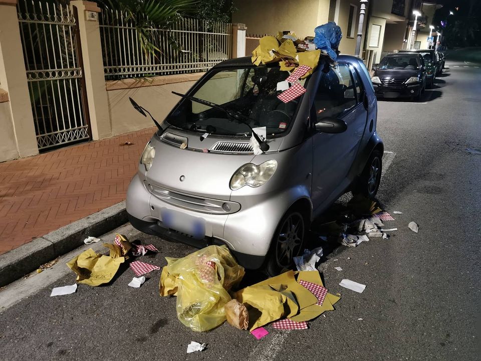 Smart ricoperta dalla spazzatura a Bordighera, è caccia ai colpevoli