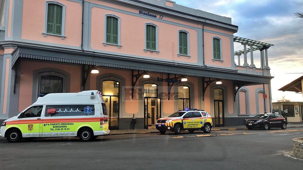 Trentenne minaccia di lanciarsi sotto un treno a Bordighera