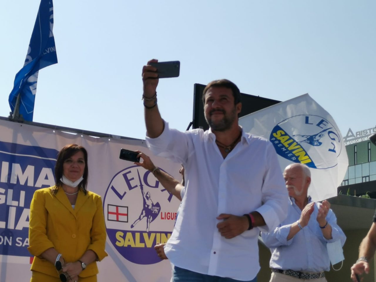 Salvini abbraccia i sanremesi in piazza Colombo