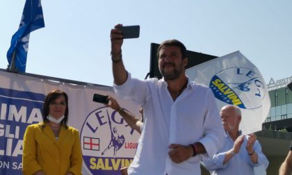 Salvini abbraccia i sanremesi in piazza Colombo