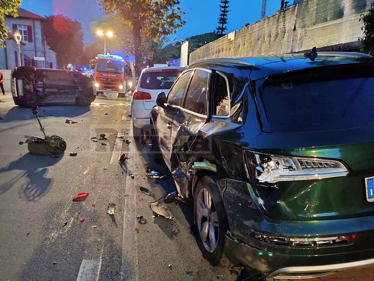 Schianto sulla Romana, giovane si cappotta: forse voleva evitare un passante. Video