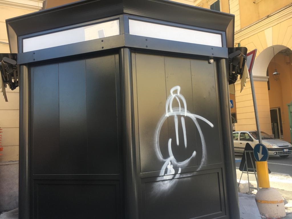 Ascensori e edicola vandalizzati a Imperia: identificati gli autori del gesto