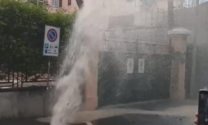 Esplode tubo dell'acqua ad Imperia, geyser in via Foce