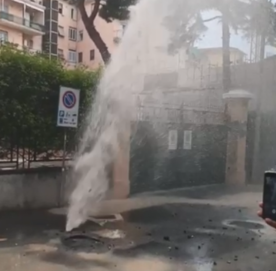 Esplode tubo dell’acqua ad Imperia, geyser in via Foce