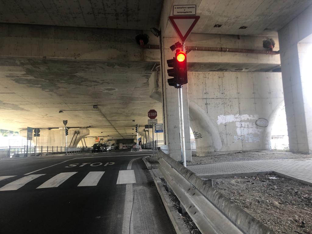 Imperia, attivi i semafori all’incrocio sotto il ponte della ferrovia