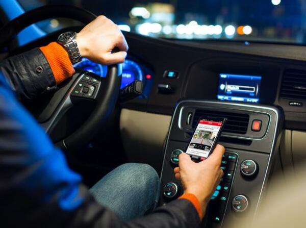 Polizia europea lancia una campagna contro smartphones alla guida