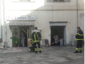 Caduta di calcinacci, centro raccolta dei rifiuti fuori uso