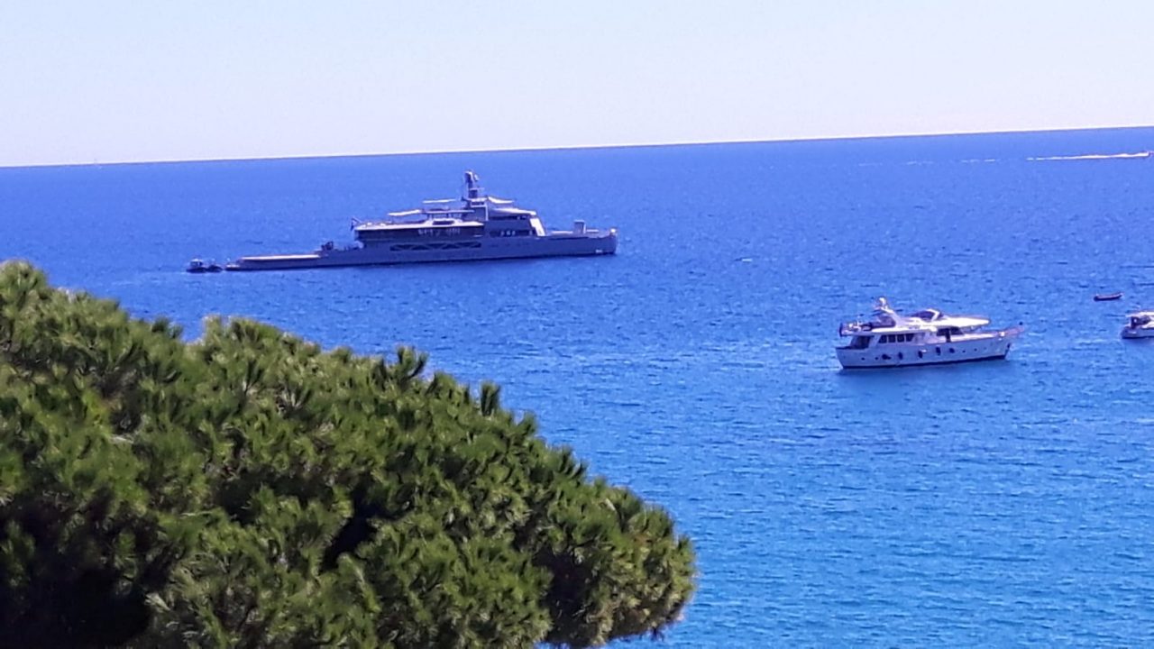 Super Yacht di lusso Bold davanti alla baia di Latte: affittarlo costa 1 milione a settimana