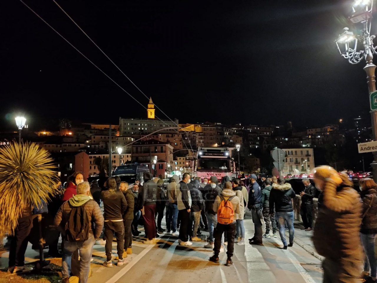 Il sindaco Scullino condanna la manifestazione sul ponte Andrea Doria e assolve quella delle donne