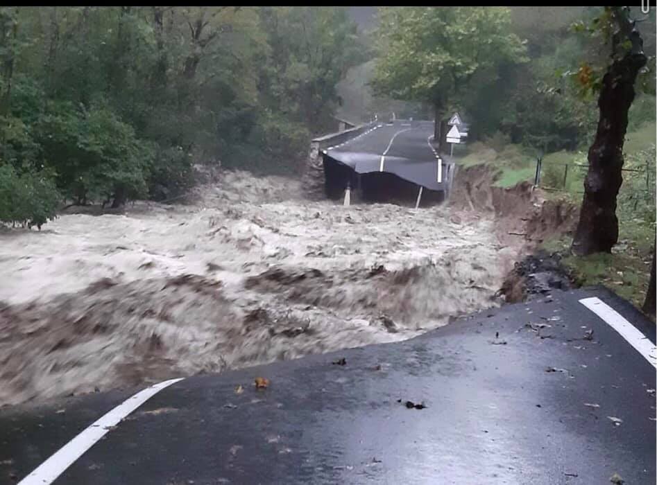 La piena del fiume Roya fa crollare la statale 20 in Francia