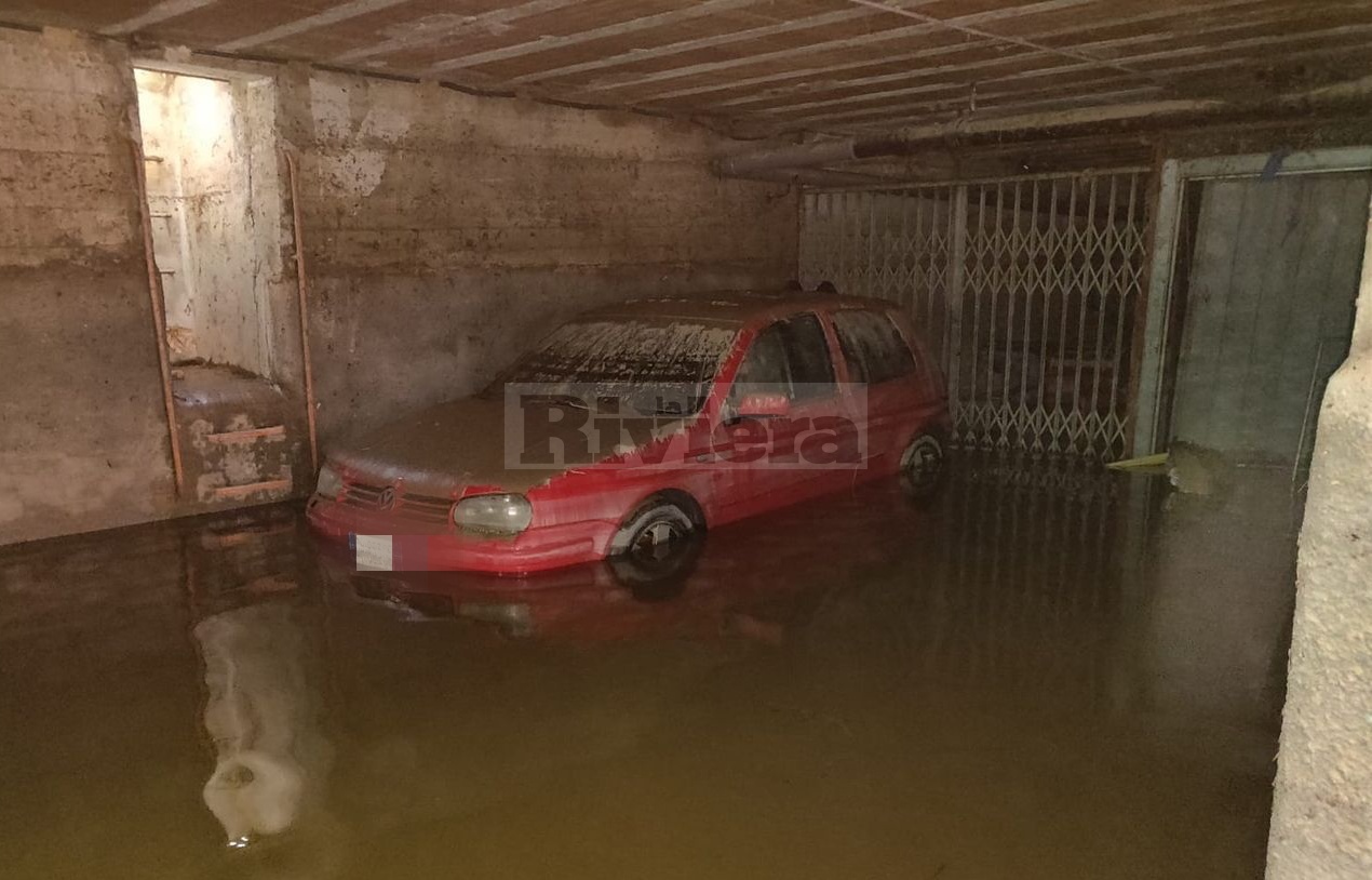 Alluvione Ventimiglia ottobre 2020 auto distrutte accartocciate_03