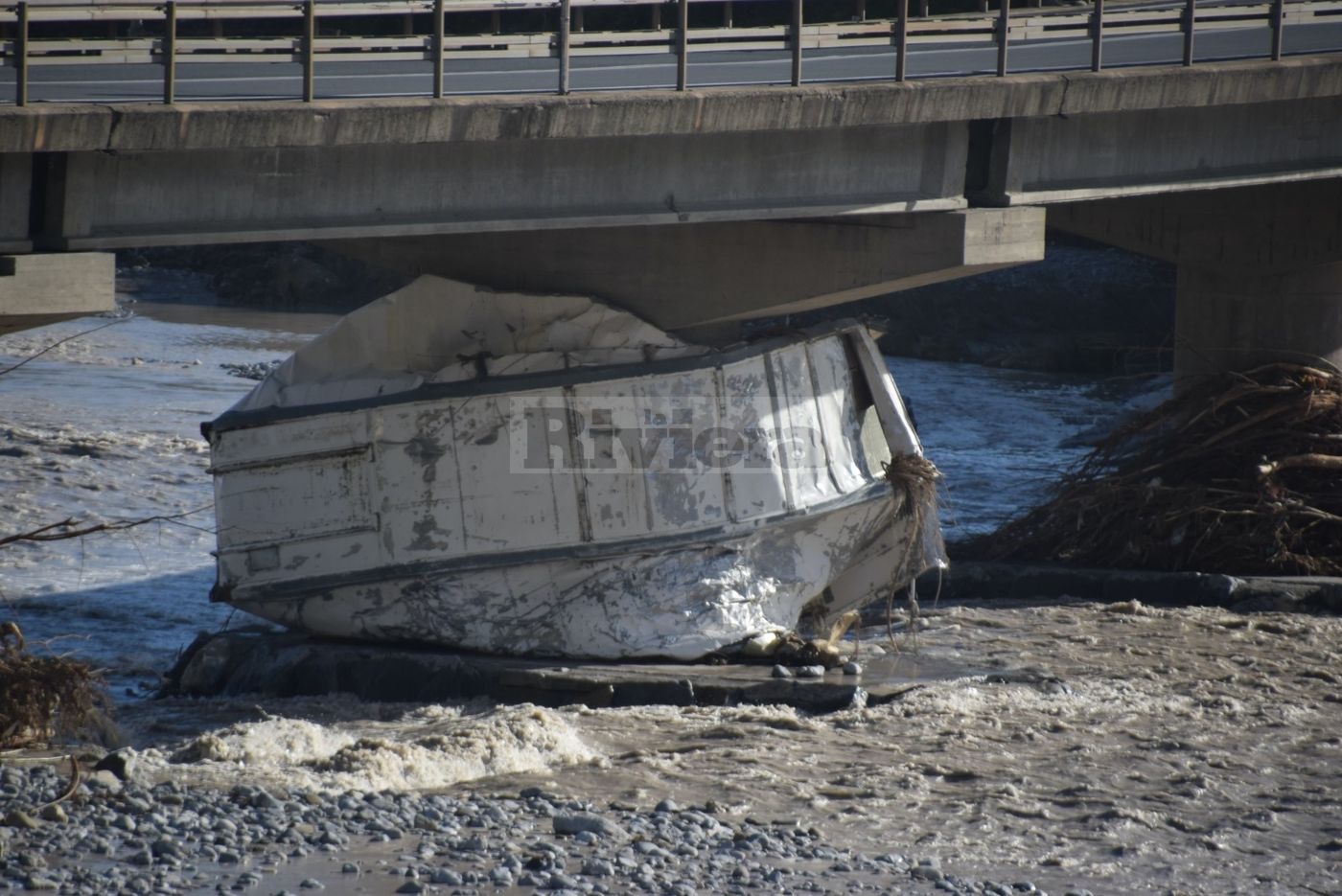 Alluvione Ventimiglia ottobre 2020 auto distrutte accartocciate_07