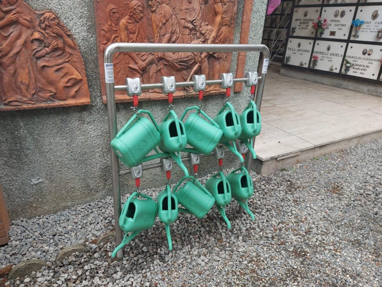 Vallecrosia: rubano gli annaffiatoi al cimitero, ora ci vuole la monetina per prelevarli