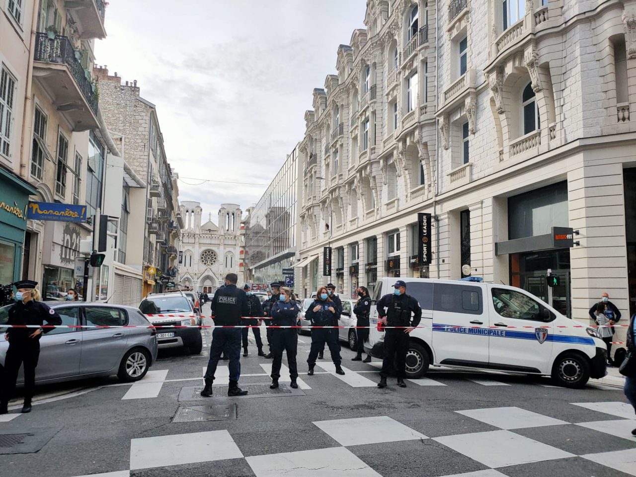 “Dite ai miei figli che li amo” Le ultime parole strazianti della donna assassinata a Nizza