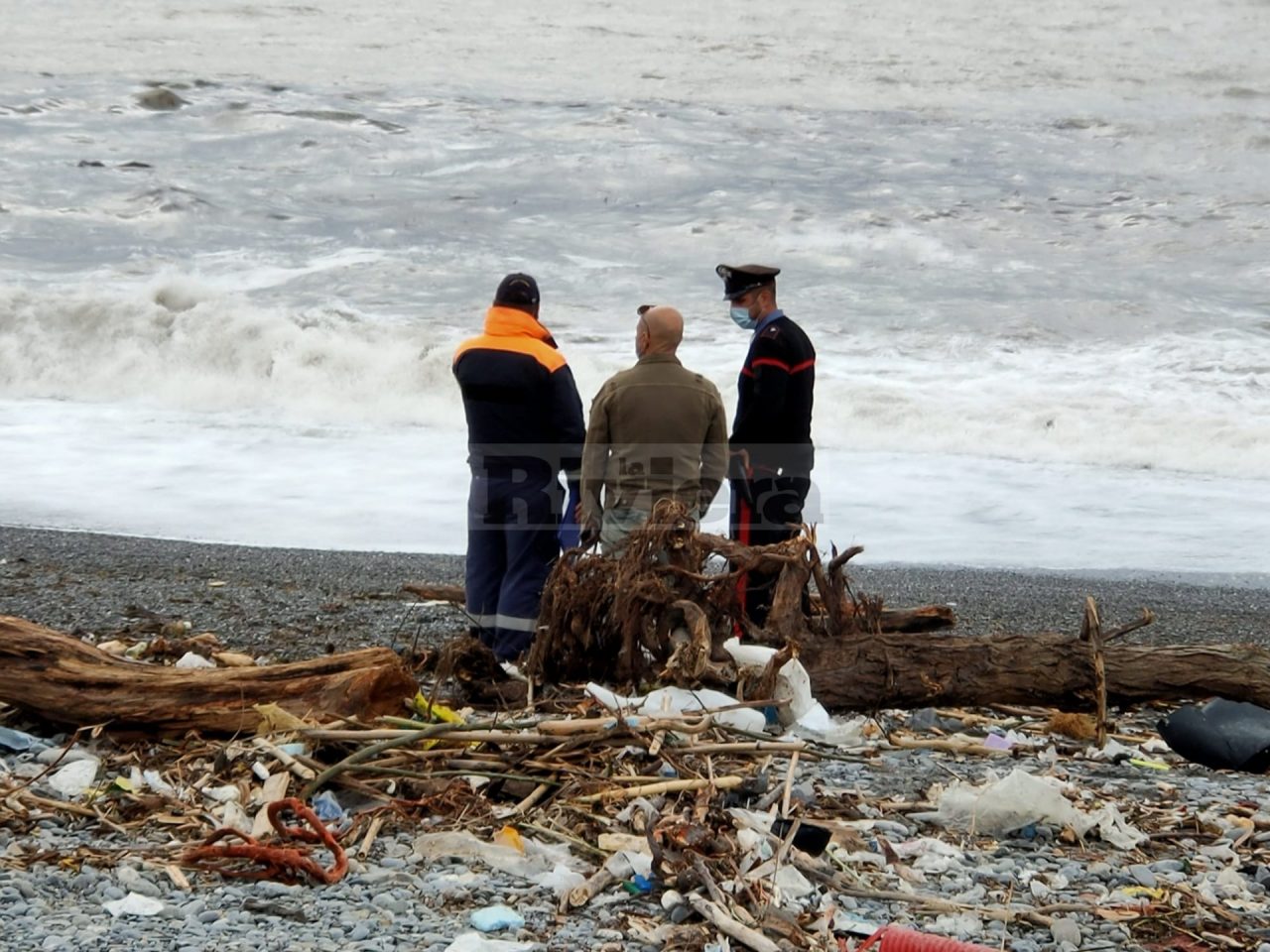 Trovato un cadavere in spiaggia a Ventimiglia: è il secondo dopo quello di Sanremo