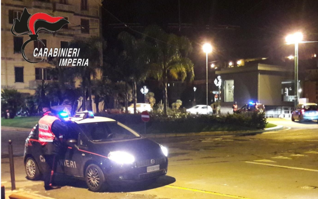 Ubriaco provoca incidente e ferisce ragazza durante la fuga dai carabinieri