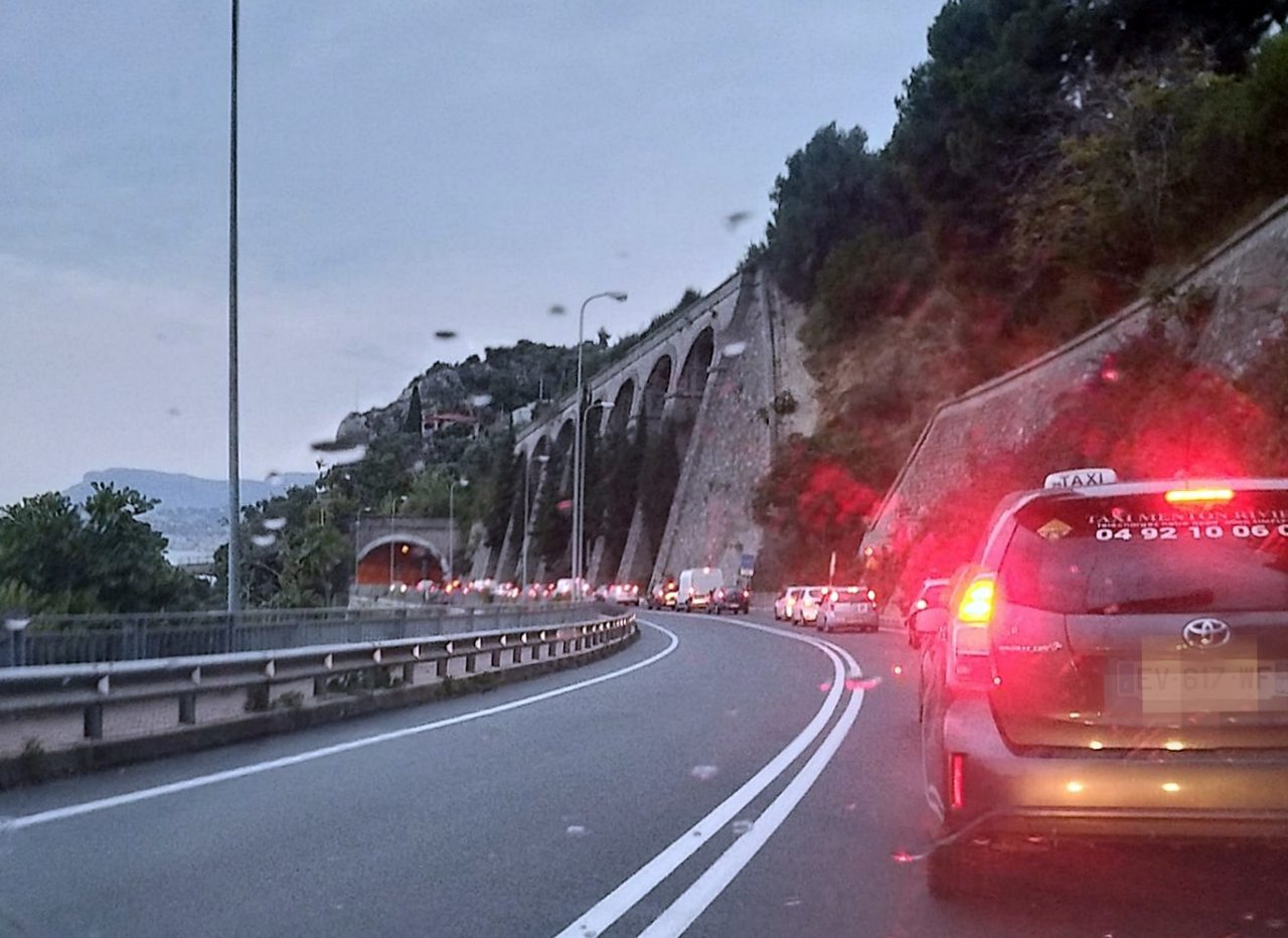Controlli e un incidente: code e disagi alla frontiera di Ventimiglia