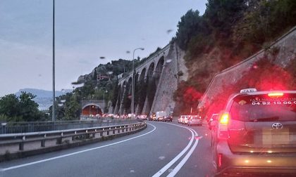 Controlli e un incidente: code e disagi alla frontiera di Ventimiglia