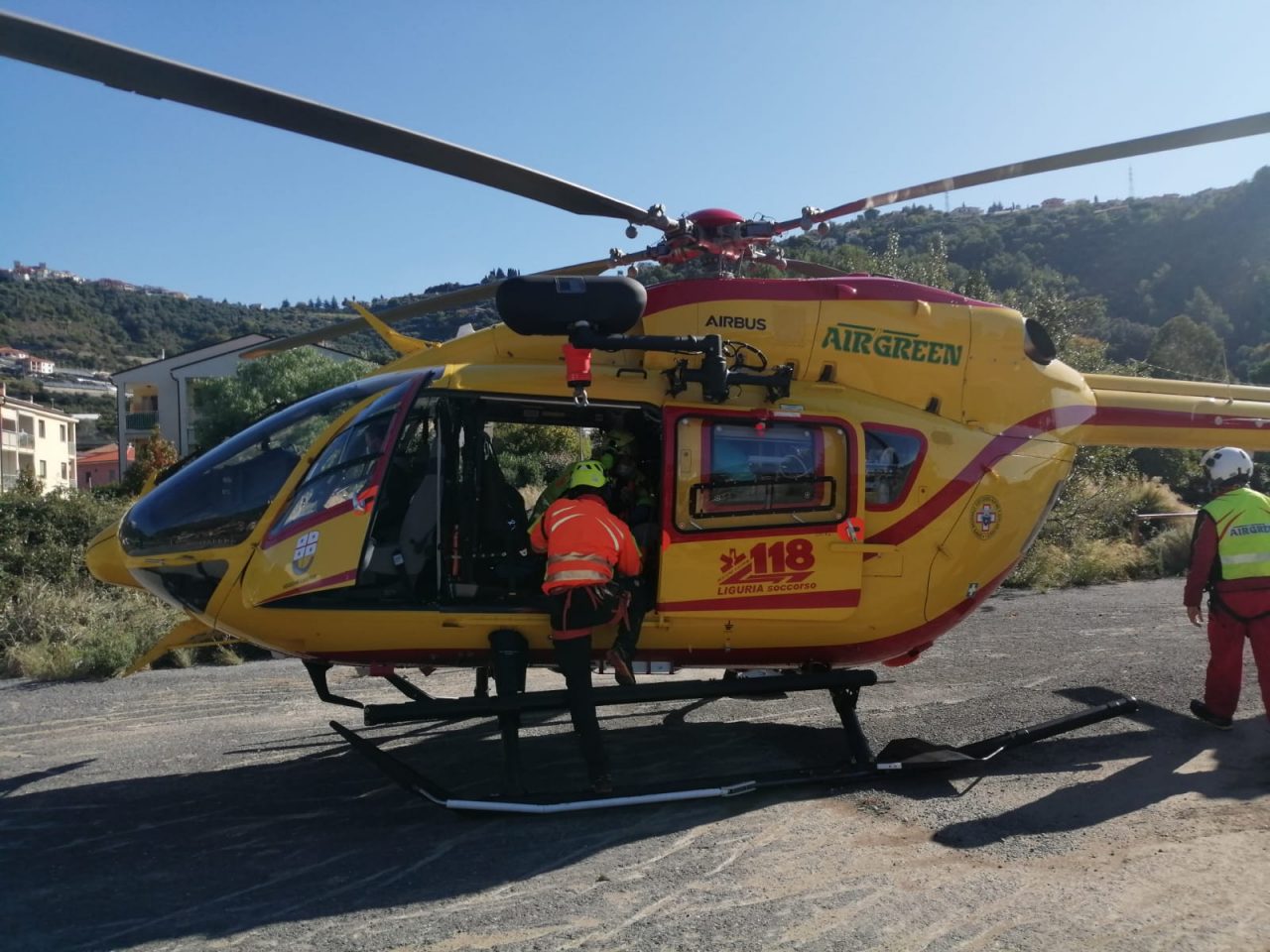 Donna ferita dopo caduta in moto in elicottero al Santa Corona