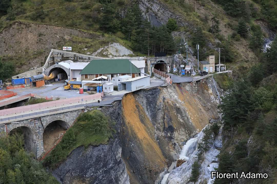 Crollata la strada che porta al tunnel del Tenda