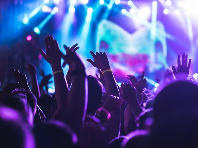 Viola la quarantena e partecipa ad una festa con 40 persone
