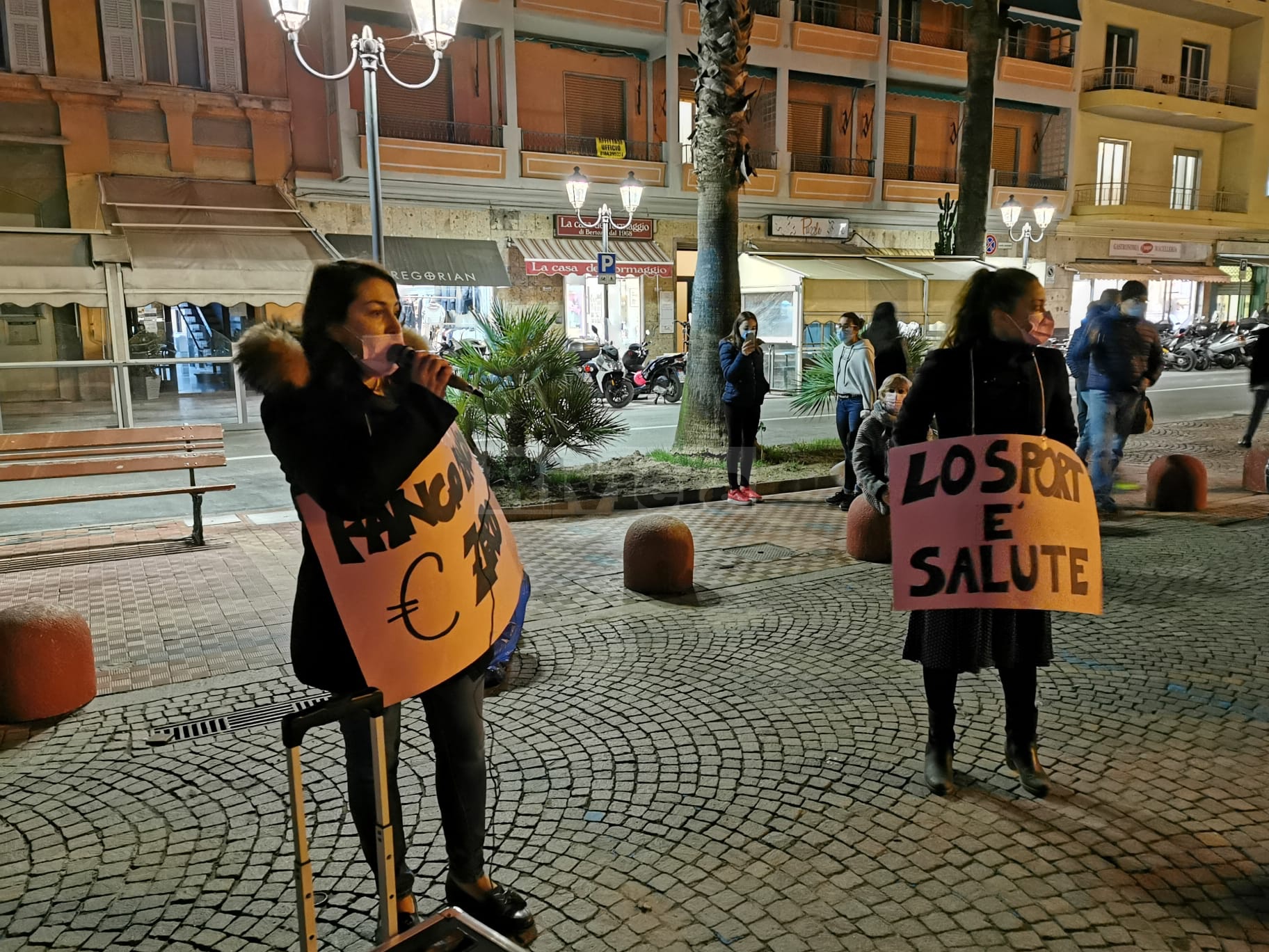 Flash mob manifestazione donne Ventimiglia Decreto Conte_02