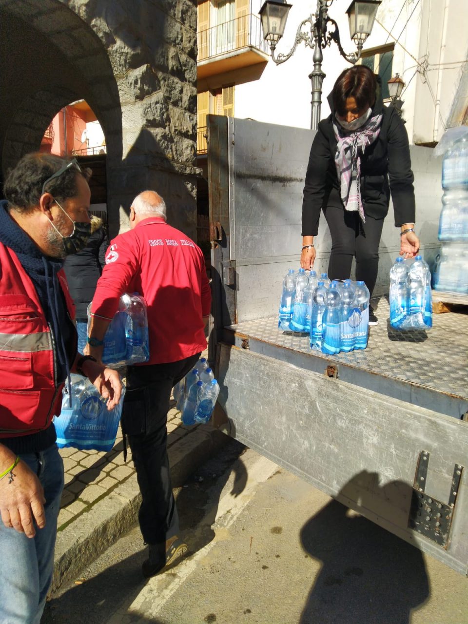Colletta della Croce Rossa per glli abitanti di Molini