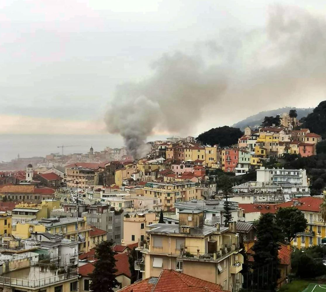 Incendio in un alloggio della Pigna di Sanremo, vigili del fuoco sul posto