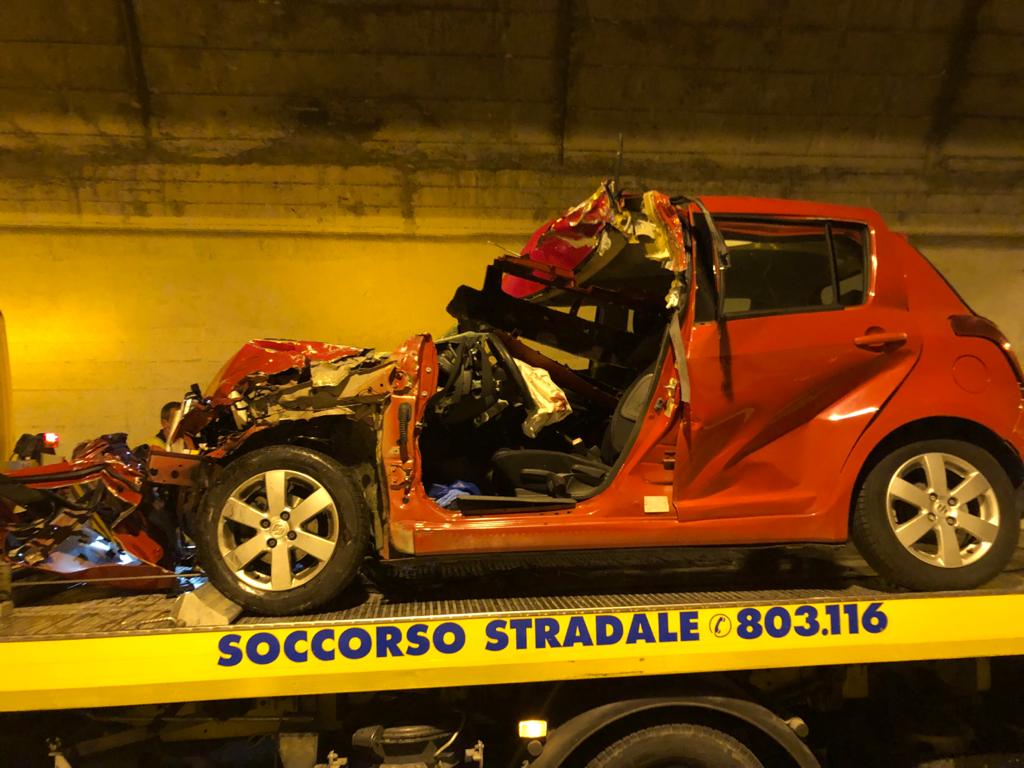 Terribile schianto sull’A10: muore automobilista 33enne, feriti tre operai