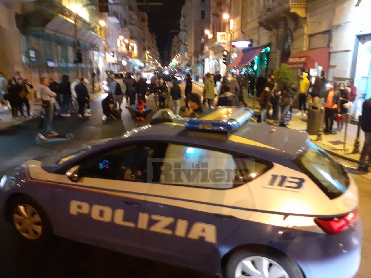 Sit in a sorpresa contro Conte a Sanremo: manifestanti bloccano via Roma, polizia li allontana