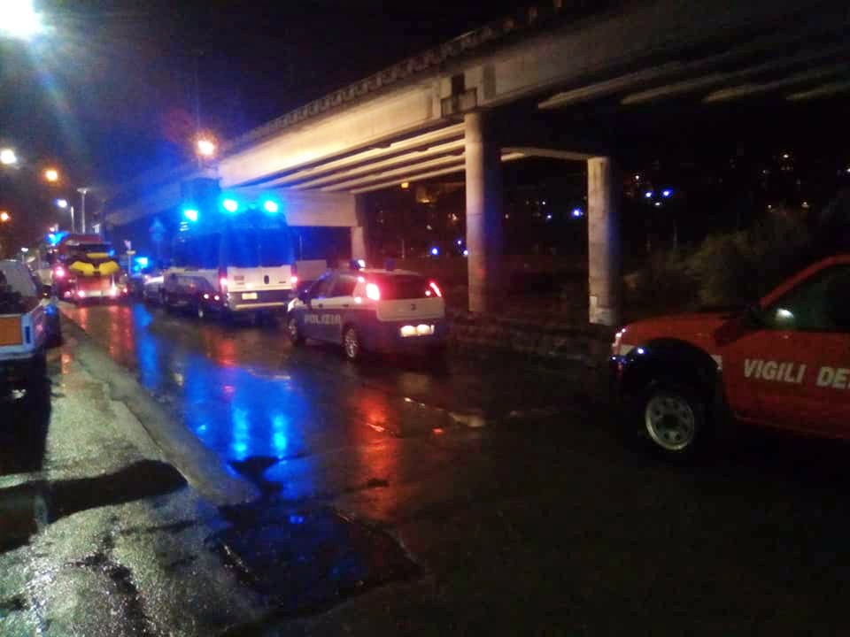 Urla sotto il ponte del Roya a Ventimiglia: forse dei migranti intrappolati nel fiume in piena